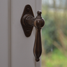 Historischer Fenstergriff aus messing dunkel patiniert