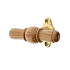 Fenstergriff aus Wildeiche mit polierter Rosette aus Messing – Modell Westerberg B von Ventano Schweiz