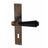 Kleiner, kleiner, mittelgroßer Türbeschlag dunkel patiniert markante Form klein,klein,mittelgroß