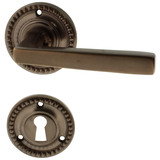 Zimmertürbeschlag dunkel patiniert aus Messing braun runde Form